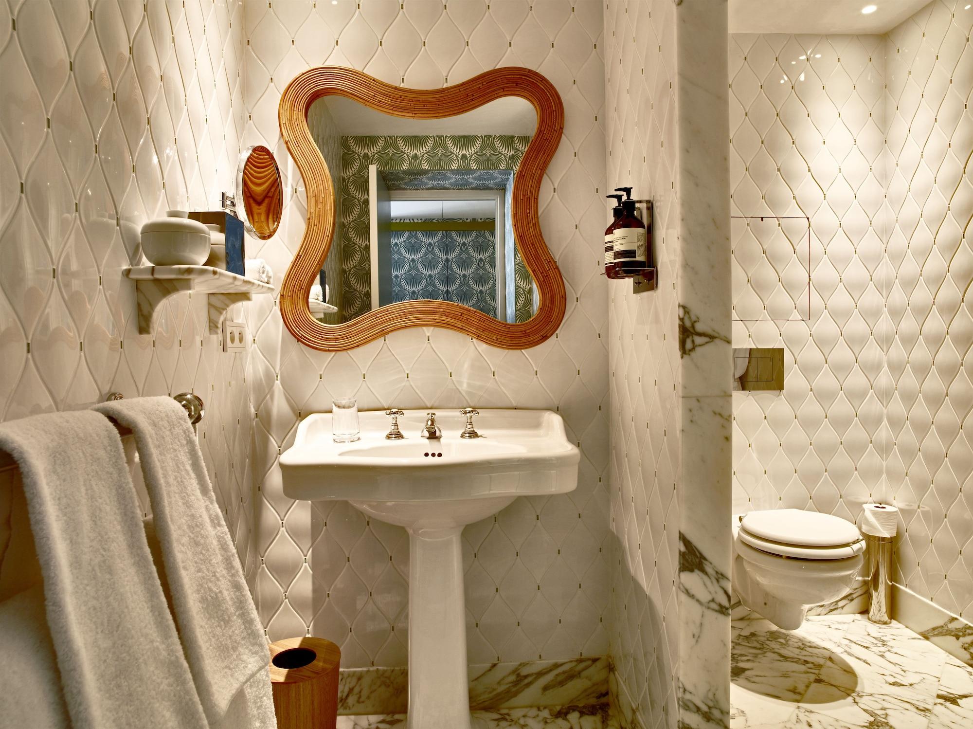 Hotel Thoumieux Paris Exterior photo