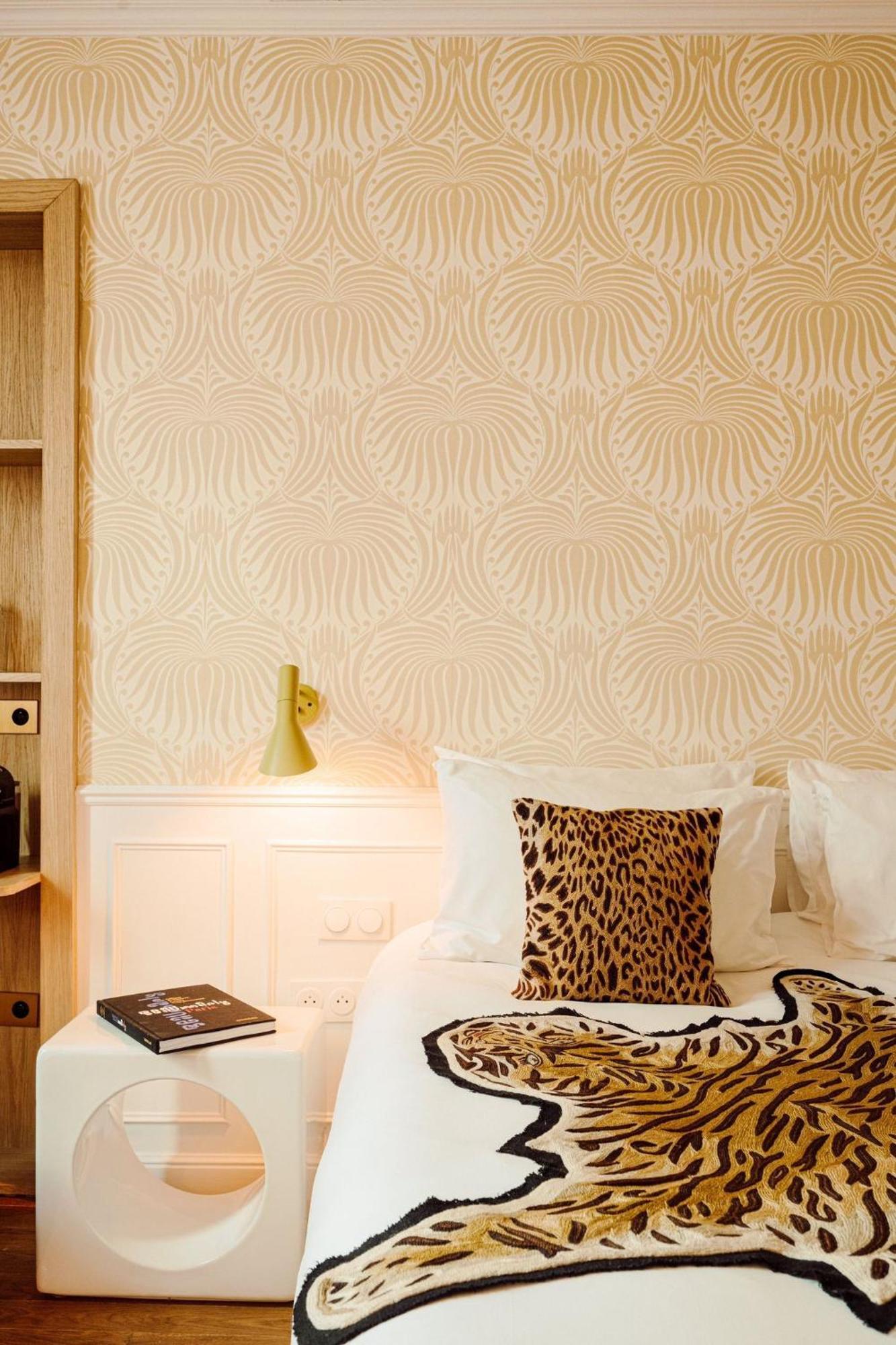 Hotel Thoumieux Paris Exterior photo
